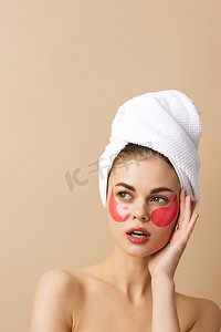 肖像女人脸上有粉红色斑块，头上有毛巾特写生活方式