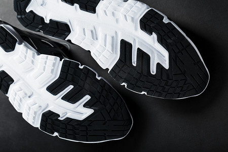 潮流运动鞋的黑白鞋底是全屏特写。