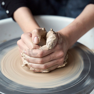 女人在轮子上制作陶器，双手特写，陶瓷器皿的创作。