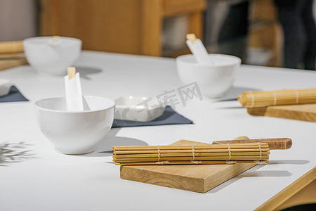 寿司师傅摄影照片_竹寿司垫和切菜板上的刀。