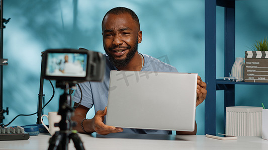 视频博主在相机上审查现代笔记本电脑的特写