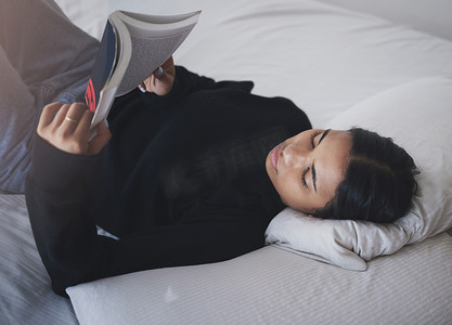 妇女、学生和卧室里的读书，以便在家放松、学习和学习。