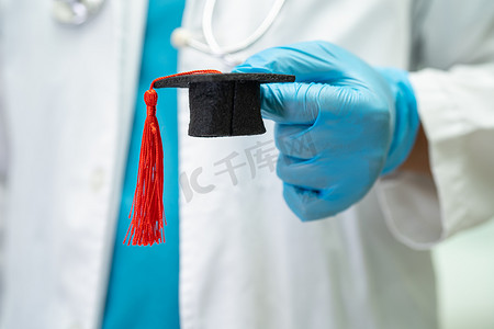 亚洲医生在医院病房学习毕业间隙帽子，聪明聪明的天才教育医学理念。