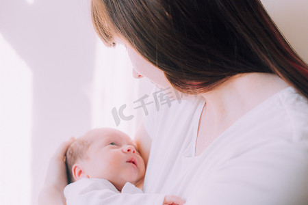 拥抱的妈妈摄影照片_妈妈把宝宝抱在怀里的生活方式。