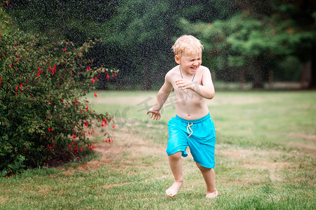 小孩子在炎热的夏日玩水。