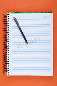 一张空白笔记本和笔
