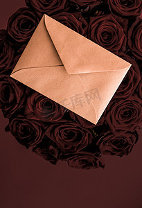 七夕礼物摄影照片_情人节送情书和鲜花，奢华的玫瑰花束和巧克力背景的卡片，适合浪漫的假日设计