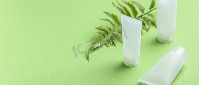 护肤有机美容产品瓶、绿色背景植物叶
