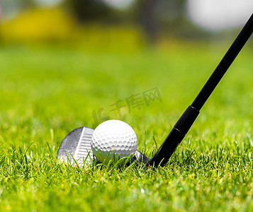 铁杆山药山药摄影照片_高尔夫铁杆准备在高尔夫球场的绿草上击球