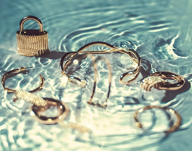 金手镯、耳环、戒指、翡翠水背景的珠宝、奢华魅力和珠宝品牌广告的假日美容设计