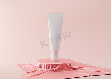 白色和空白的、无品牌的化妆品奶油管站在粉色丝绸讲台上。