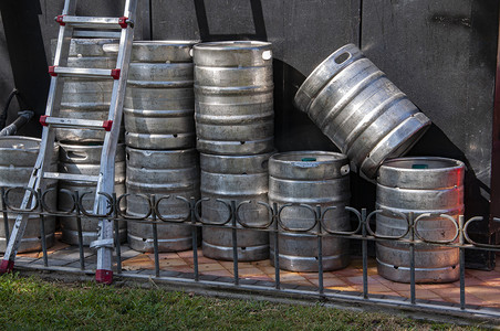 一堆啤酒桶在酒吧里等着。