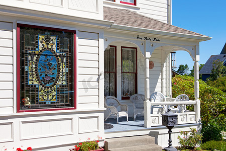 历史悠久的美国白色房屋门廊，配有彩色玻璃窗。