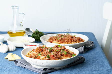 面意大利面摄影照片_肉酱意大利面配肉末和西红柿。