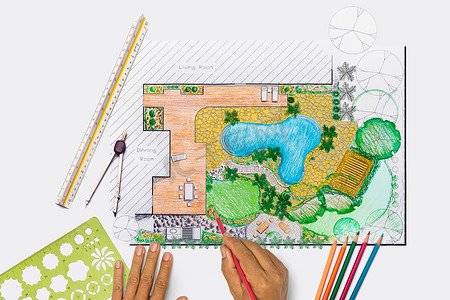 别墅蓝色摄影照片_景观设计师学生设计别墅后院花园和泳池平面图。