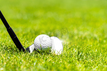 高尔夫上杆摄影照片_高尔夫铁杆准备在高尔夫球场的绿草上击球