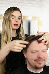 采集客户端摄影照片_时尚女美发师给男人梳理头发