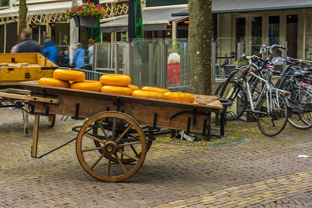 荷兰语摄影照片_装满阿尔克马尔奶酪的旧运输车。