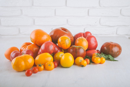 各种成熟的彩色有机西红柿