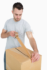 男子用包装胶带密封纸板箱