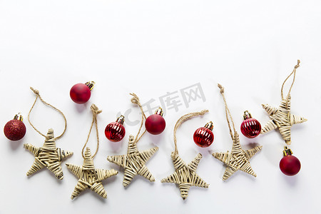 由柳枝和红色光泽球编织而成的星星，用于装饰在白色上隔离的圣诞树。