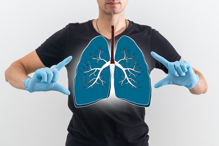 医生查看肺的全息图，在虚拟界面上查看测试结果并分析数据。