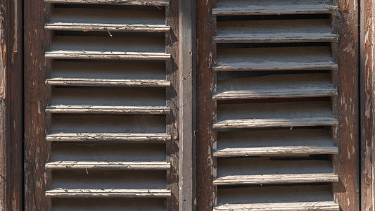 木格子窗户摄影照片_破旧的旧木百叶窗以格子的形式