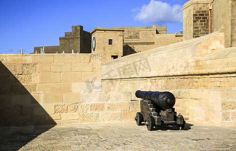 古城堡摄影照片_戈佐岛古城堡的一门大炮