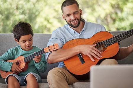 父亲教孩子吉他，在巴西家里学习音乐技巧，一起快乐唱歌。