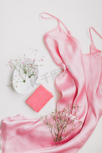 ns风金克丝摄影照片_带有粉色肥皂条、陶瓷肥皂盘、丝绸巴布里克和鲜花的水疗组合物