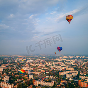 夏日日落时，彩色热气球飞越欧洲小城市