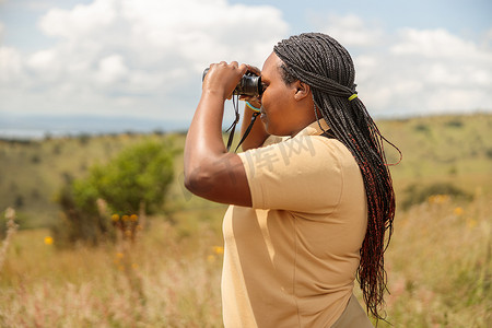 女导游摄影照片_非洲裔美国女导游寻找野生动物