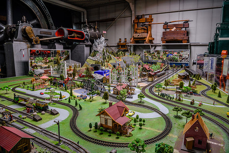 德国辛斯海姆 — 2022 年 5 月：有铁路的玩具城