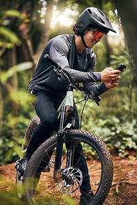 健身、电话和森林自行车手在自然和可持续发展新西兰森林中，配有 GPS 位置、健康数据和跟踪应用程序。