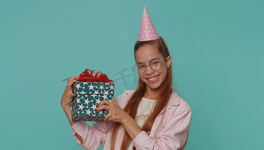 微笑的女孩收到礼盒，惊讶地满意精美的礼物，意想不到的生日惊喜