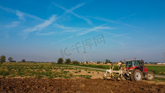 意大利莫尼切利 — 2022年9月拖拉机在田里耕地