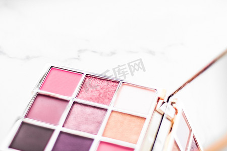 大理石背景上的眼影调色板、化妆品和化妆品产品，用于豪华美容品牌促销和假日平面设计