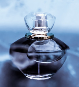 蓝水下的香水瓶、新鲜的沿海香味作为魅力香水和淡香精产品作为节日礼物、豪华美容水疗品牌礼物