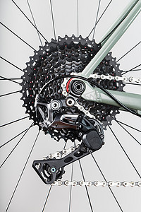 带开关和链条特写的黑色自行车 11 速卡式磁带、自行车维修和调整配件