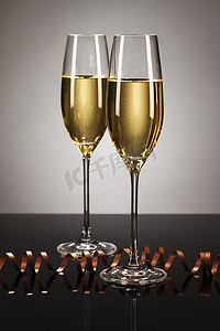 两杯带有飘带的香槟