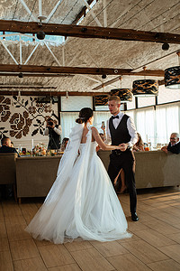 婚礼舞蹈摄影照片_新郎新娘的第一支婚礼舞