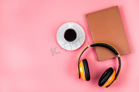 有声书概念，粉红色桌子上有耳机，来自上面的复制空间