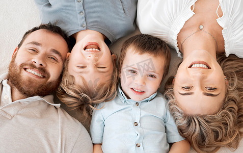 从上面看快乐的白种人家庭的面孔。
