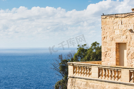 乡村别墅的阳台，俯瞰蓝色的地中海