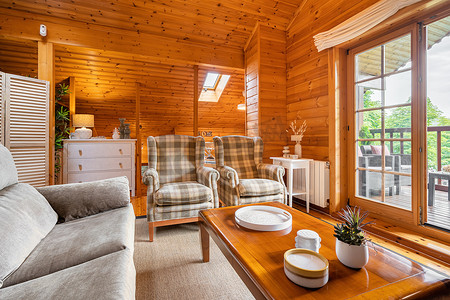 乡村别墅的舒适内饰，采用木质设计。