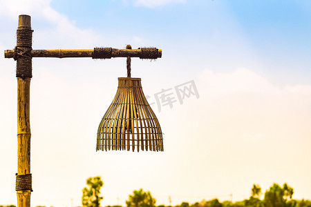 灯笼竹篮，用稻米装饰稻田的手工工艺创意。拯救世界清洁概念理念