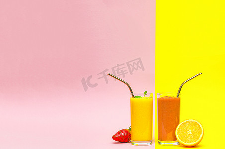 黄色和粉色背景的自制水果冰沙，带有复制空间。