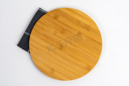 315扁平摄影照片_用于盛放食物或比萨饼的木盘，由木材制成圆形和扁平状。