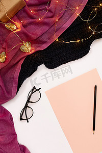 黑色眼镜，粉红色纸与新年目标。