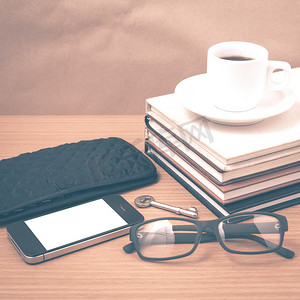vi钱包摄影照片_咖啡和电话，配有一叠书、钥匙、眼镜和钱包 vi
